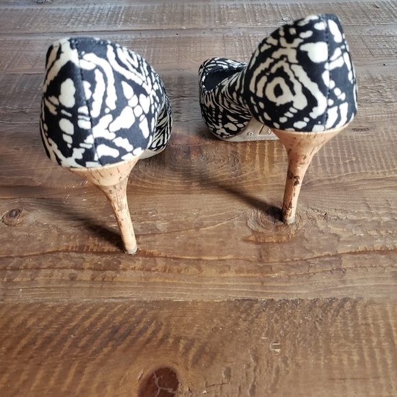 Amazing Christian Siriano Tribal Print Blue Heels - Picture 4 of 6